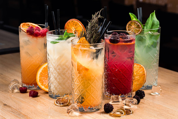 Cinq cocktails gin tonic colorés sur le comptoir du bar au chiot, Cinq limonades sur le comptoir du bar - Photo, image