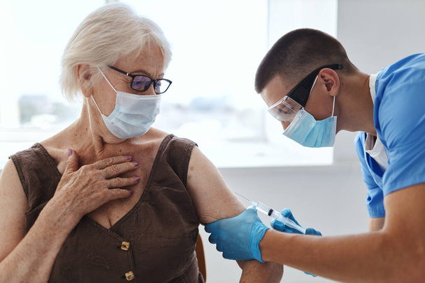 femme âgée et médecin vaccination covid-19 passeport pandémique - Photo, image