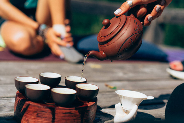 Teezeremonie, Frau gießt traditionell zubereiteten Tee - Foto, Bild