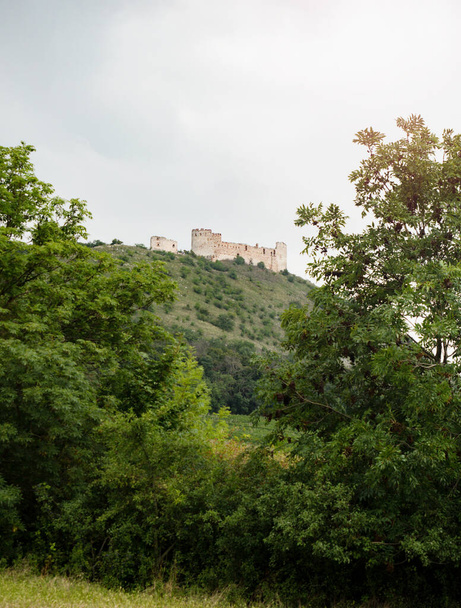 Burg Devicky in der Region Palava, Tschechien. Beliebte Ruinen der Festungsmauer, Landschaftspanorama des nahen Dorfes - Foto, Bild