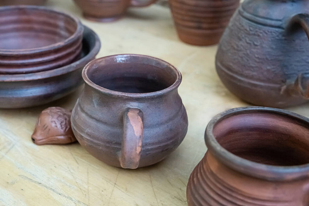 tazas hechas a mano de cerámica, tradicional vaso de cerveza medieval - Foto, imagen