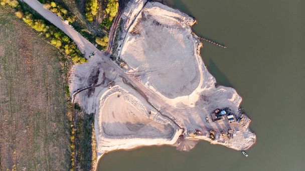 Vista aérea de una planta de procesamiento de arena en el río. Extracción y tratamiento de todo tipo de arena natural. - Foto, imagen