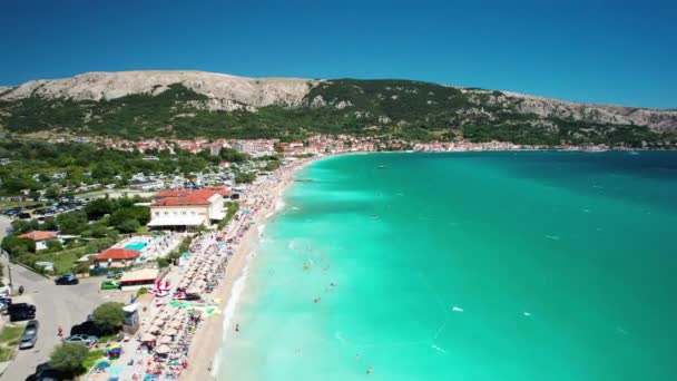 Vista panorámica aérea de la laguna de Baska, playa turquesa en la isla de Krk, Adriático, Croacia - Imágenes, Vídeo