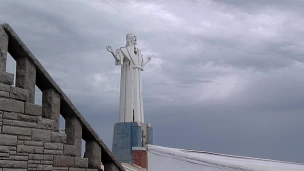 Christ le Rédempteur ou San Salvador, Patron des Pêcheurs, Grande Sculpture située dans le brise-lames sud à Mar del Plata, Argentine.   - Séquence, vidéo