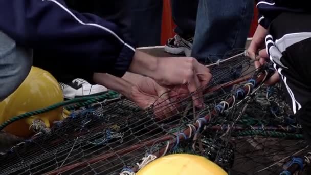 Рыбак готовит рыболовные сети на борту рыболовного судна в порту Мар-дель-Плата, Буэнос-Айрес, Аргентина. Закрыть. - Кадры, видео