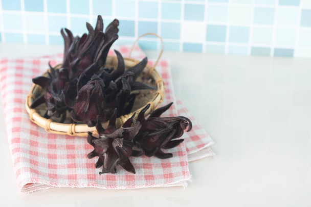 Fruits Roselle dans un plateau en rotin sur une serviette en flanelle. Roselle a beaucoup de grands avantages pour la santé. - Photo, image