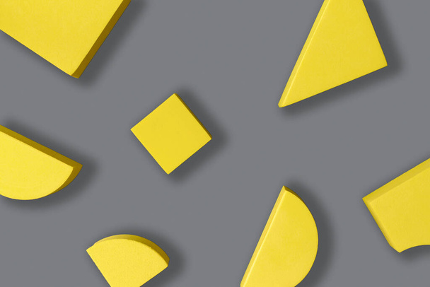 Composición plana de formas geométricas amarillas sobre fondo gris. Colores del año 2021 Pantone Illuminating and Ultimate grey. Concepto de minimalismo. - Foto, Imagen