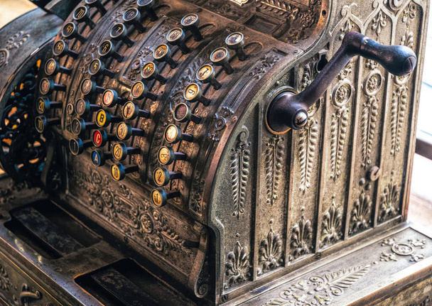 Старовинний бронзовий касовий апарат для оформлення замовлення в магазині
 - Фото, зображення