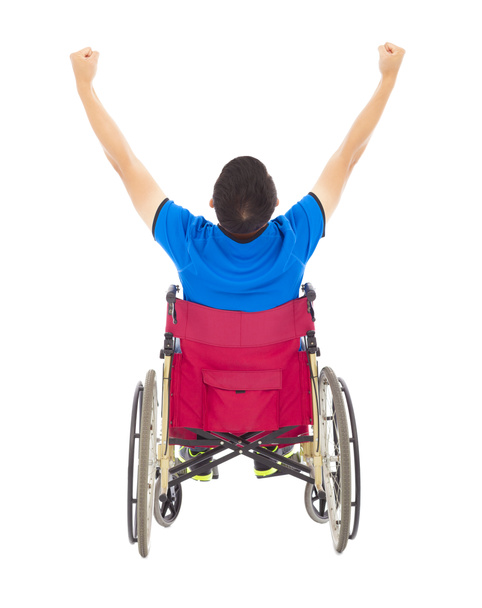Behinderter sitzt im Rollstuhl und hebt die Arme - Foto, Bild