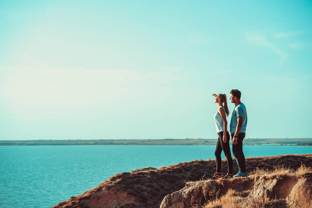 Le jeune couple profite du temps près de la mer - Photo, image