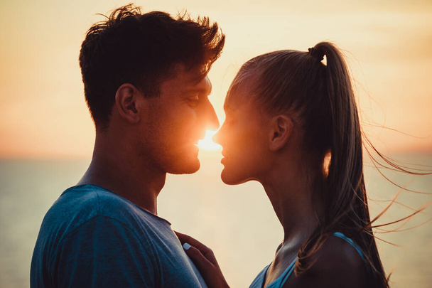 A romantikus pár áll szorosan a gyönyörű naplemente háttér - Fotó, kép
