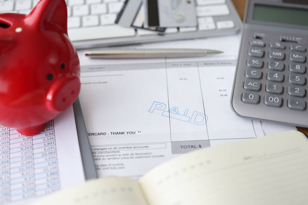 Fatura paga pagamento de conta financeira e porquinho banco porquinho na mesa - Foto, Imagem