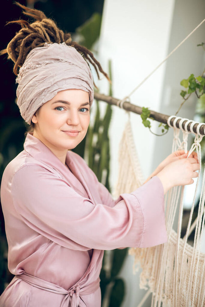 Mujer bonita en bata de seda haciendo artesanía - Foto, imagen