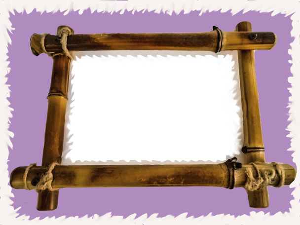 Auf violettem Hintergrund mit weißem Curlyrand, einem Holzrahmen mit Platz für Text. - Foto, Bild