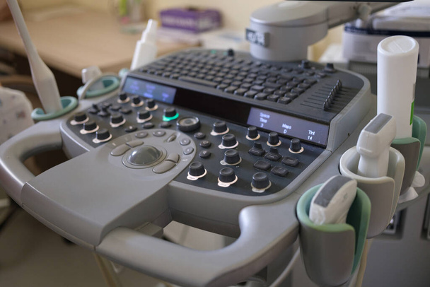 Primer plano de los equipos de ultrasonido modernos en la clínica - Foto, imagen