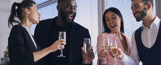 The happy business people drinking champagne - Zdjęcie, obraz