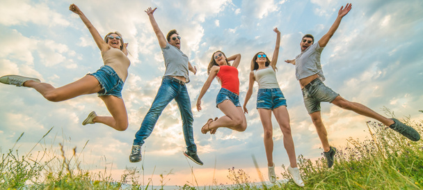 De vijf jonge mensen springen - Foto, afbeelding