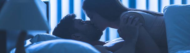 O casal beijou-se na cama. tempo noturno - Foto, Imagem