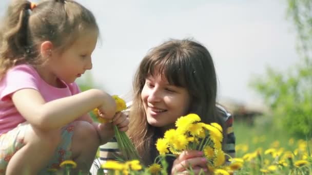 ママと娘を手に花束を保持 - 映像、動画