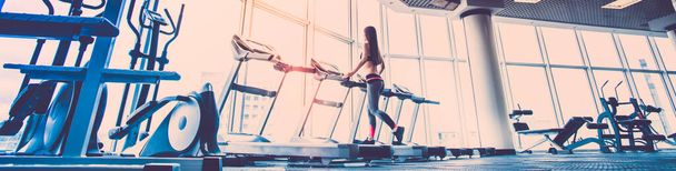 Sportowa kobieta biegająca na bieżni na siłowni - Zdjęcie, obraz