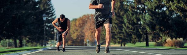 I due sportivi che fanno jogging su strada - Foto, immagini