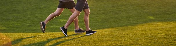 Die alten und jungen Sportler beim Laufen im grünen Park - Foto, Bild