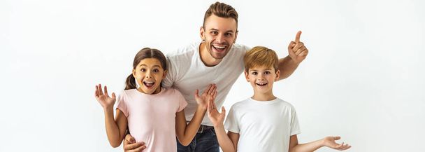 Beyaz arka planda el kol hareketi yapan mutlu baba ve çocuklar. - Fotoğraf, Görsel