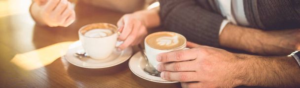 L'uomo e una donna bevono un caffè al ristorante - Foto, immagini