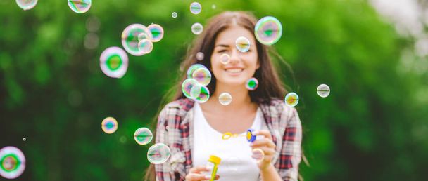 Счастливая женщина пускает пузыри на природу - Фото, изображение