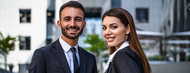 Счастливый бизнесмен и женщина, стоящие на городском фоне - Фото, изображение