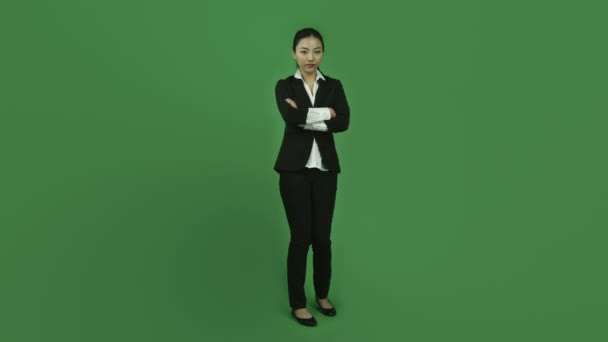 Mujer de negocios molesta con los brazos cruzados
 - Imágenes, Vídeo