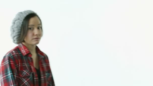 Menina deprimida com polegares para baixo sinal
 - Filmagem, Vídeo