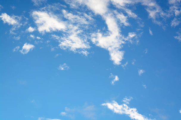 青い空に白い小さな雲と水平方向の景色 - 写真・画像