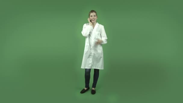 Chica con bata de laboratorio
 - Metraje, vídeo