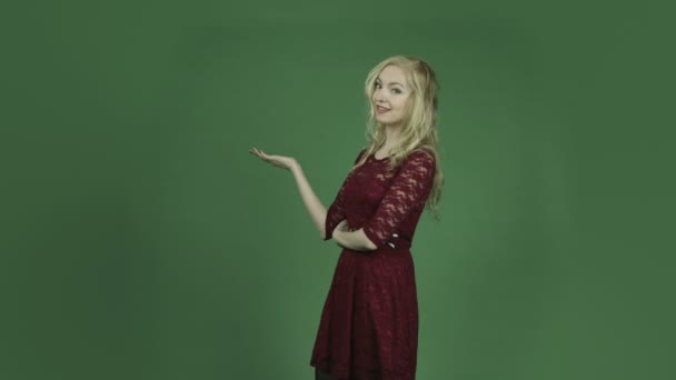 Femme en robe parlant et pointant
 - Séquence, vidéo