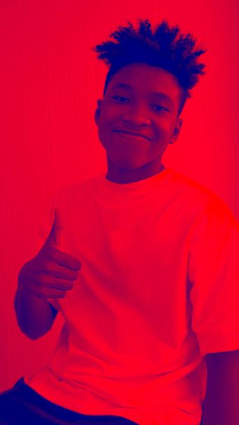 Duotone ή μισό τόνο πορτρέτο του νεαρού Αφροαμερικανού άνδρα στο στούντιο - Φωτογραφία, εικόνα