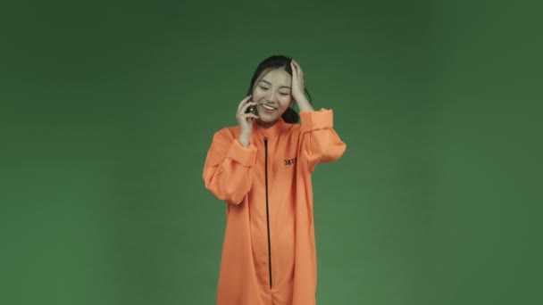 Mujer prisionera hablando de teléfono celular
 - Imágenes, Vídeo