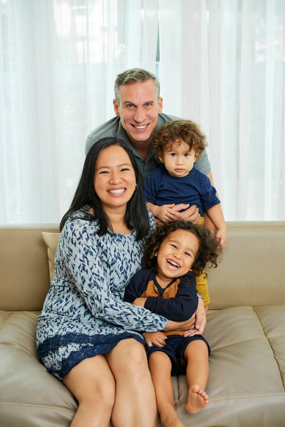 Familia alegre multiétnica de cuatro - Foto, imagen