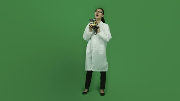Ученый фотографирует с помощью поляроида
 - Кадры, видео