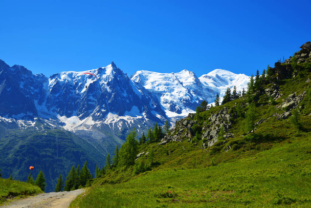 Paisagem idílica com Mont Blanc gama de montanhas em dia ensolarado. Reserva Natural Aiguilles Rouges, Graian Alps, França, Europa. - Foto, Imagem