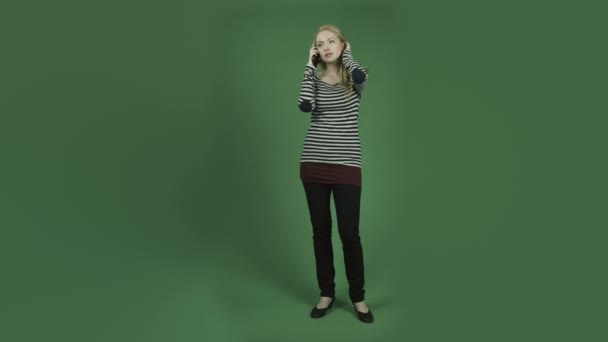 Lachende vrouw praten op mobiele telefoon - Video