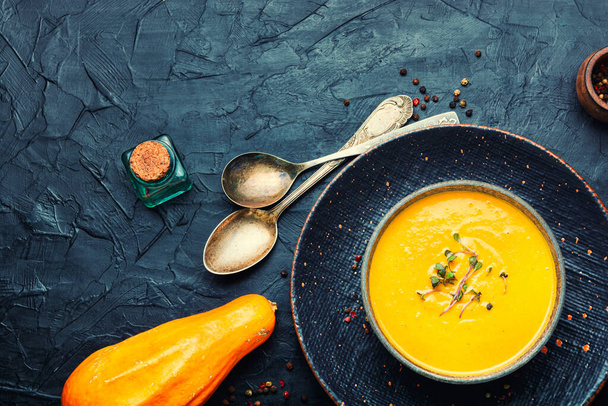 伝統的な秋のスープピューレのプレート。クリーミーなカボチャのスープ。野菜クリームスープ. - 写真・画像