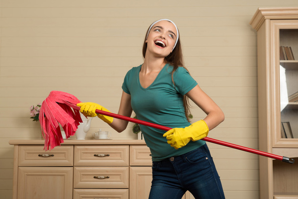 Maid and household chores - 写真・画像