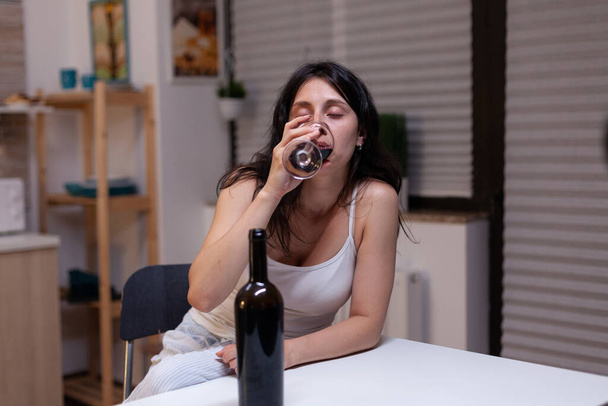 Mulher infeliz com dependência de álcool beber vinho sozinho - Foto, Imagem