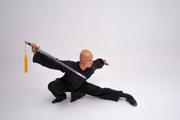 Maestro Wushu en el proceso de formación - Foto, imagen
