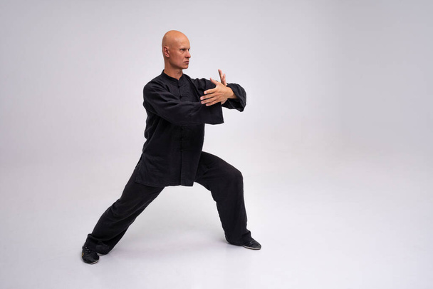 Wushu maître dans le processus de formation - Photo, image