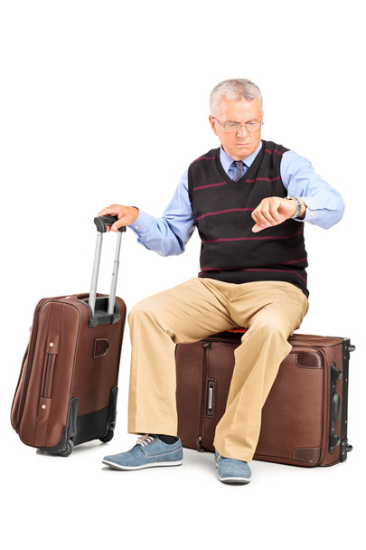 Senior tourist checking time - Foto, afbeelding
