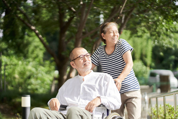 Famille aidant les personnes âgées en fauteuil roulant - Photo, image