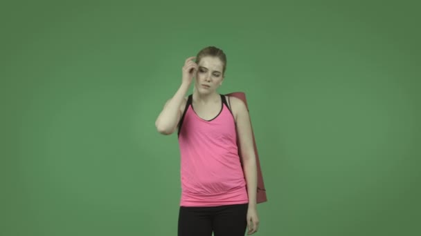 Sportliches Mädchen denkt nach und kratzt am Kopf - Filmmaterial, Video