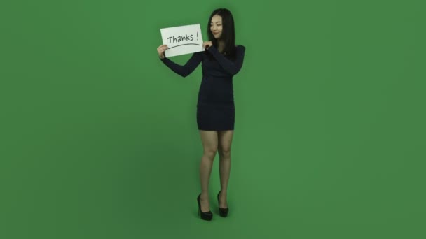Mädchen im Kleid dankbar mit Dankesschild - Filmmaterial, Video